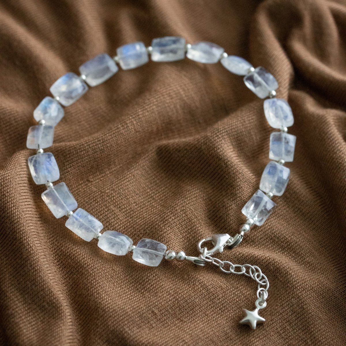 Detailansicht von Karabiner, Verlängerungskettchen an Mondstein-Armband.