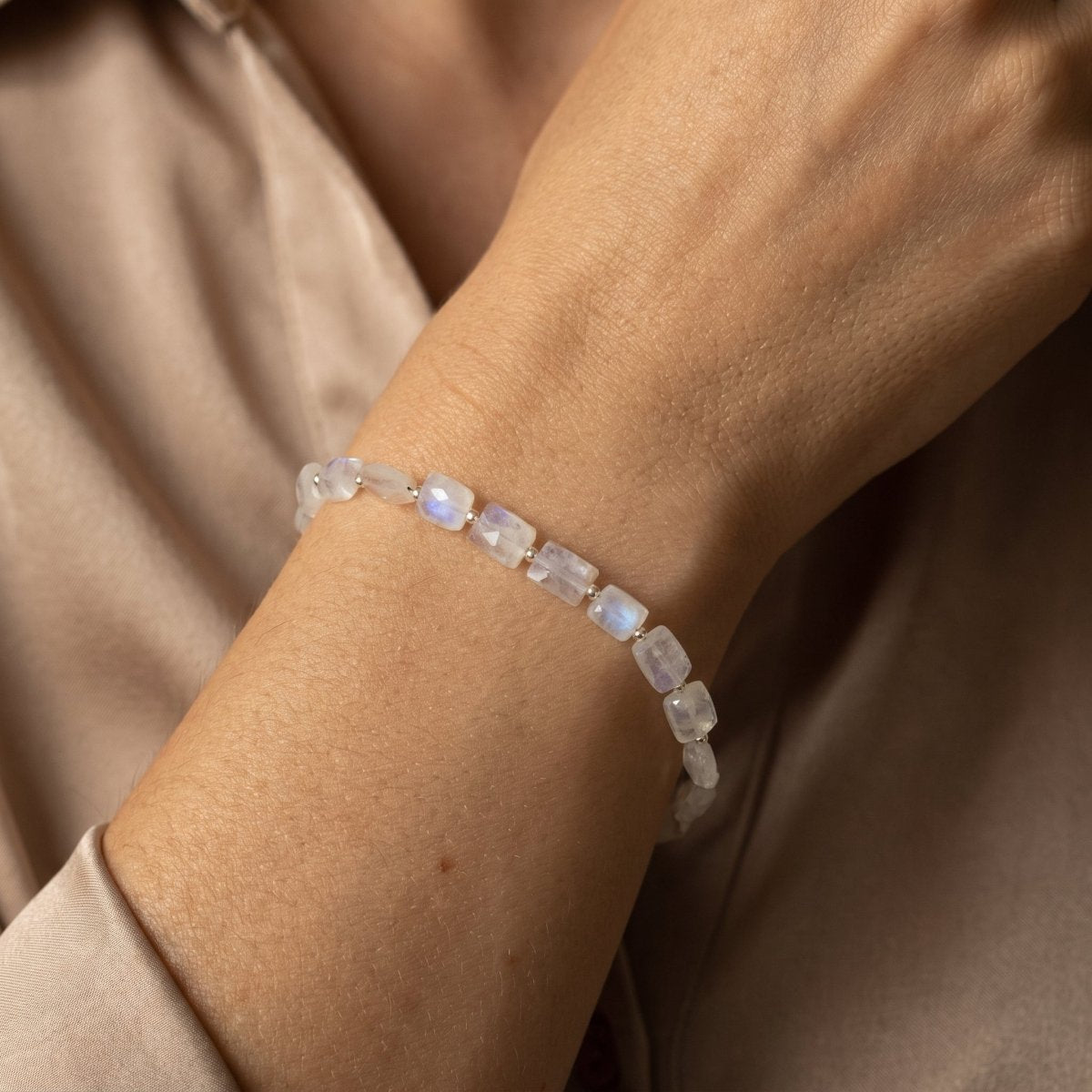 925 Silber-Armband mit rechteckigen Mondsteinen am Handgelenk getragen.