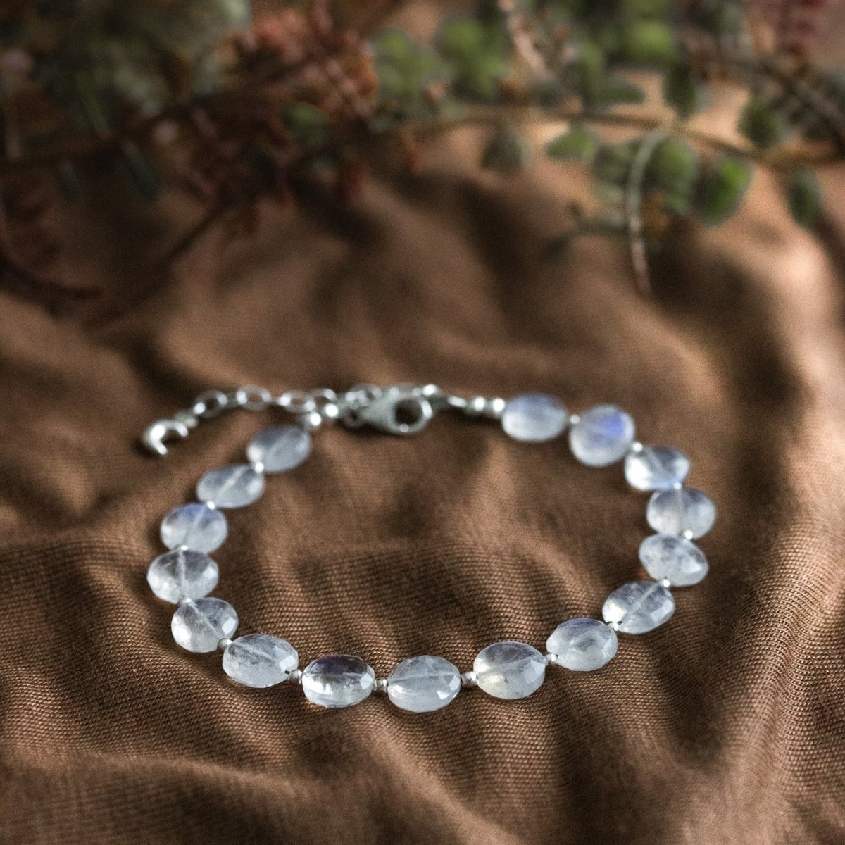 925 Silber-Armband mit runden Mondsteinen auf Stoff ausgelegt.