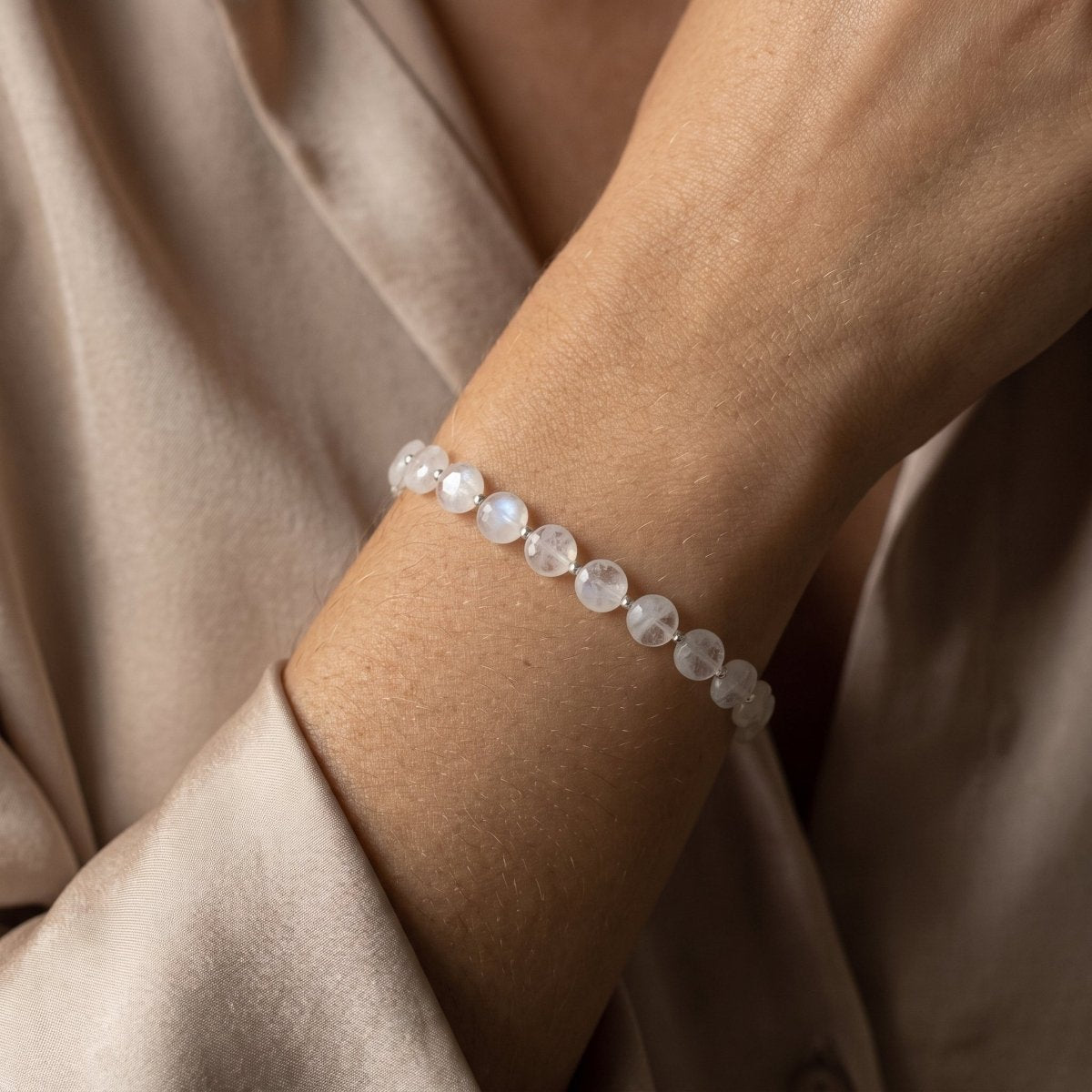 925 Silber-Armband mit runden Mondsteinen am Handgelenk getragen.