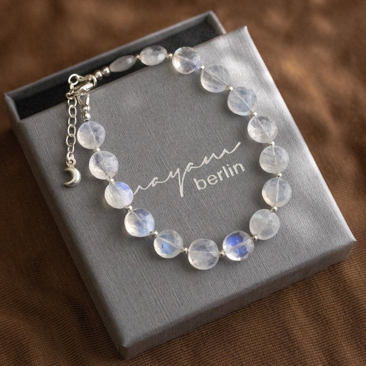 925 Silber-Armband mit runden Mondsteinen auf Schmucketui ausgelegt.