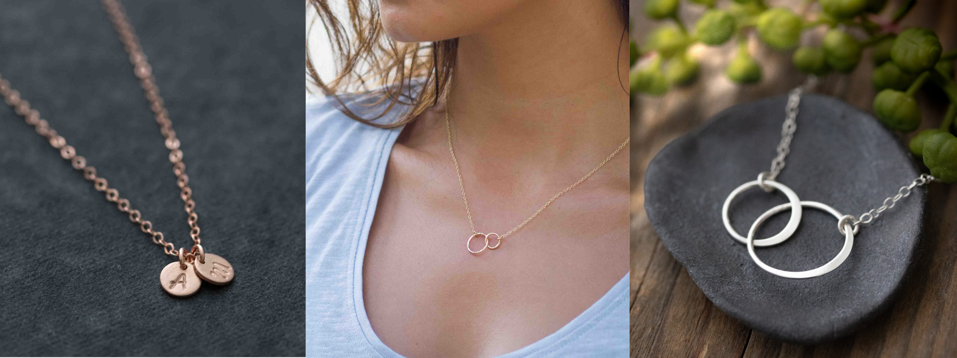 Links eine rose goldene Halskette mit Initialen, in der Mitte eine Goldkette mit verschlungenen Ringen und rechts eine Silberkette mit verschlungenen Ringen.