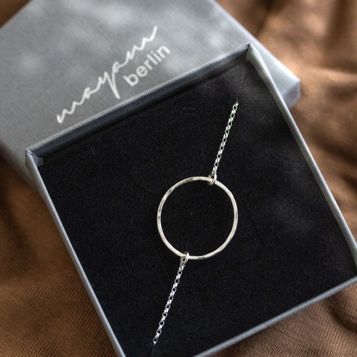 Filigranes Sterlingsilber Armband im geöffneten Schmucketui ausgelegt.