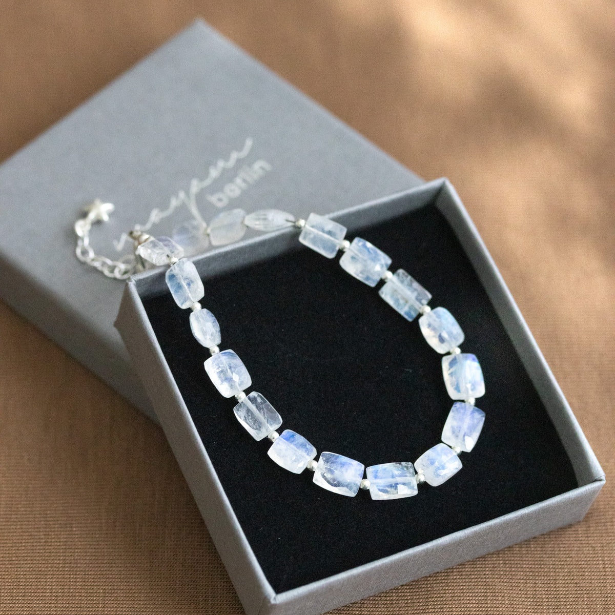 925 Silber-Armband mit rechteckigen Mondsteinen auf geöffnetem Schmucketui ausgelegt.