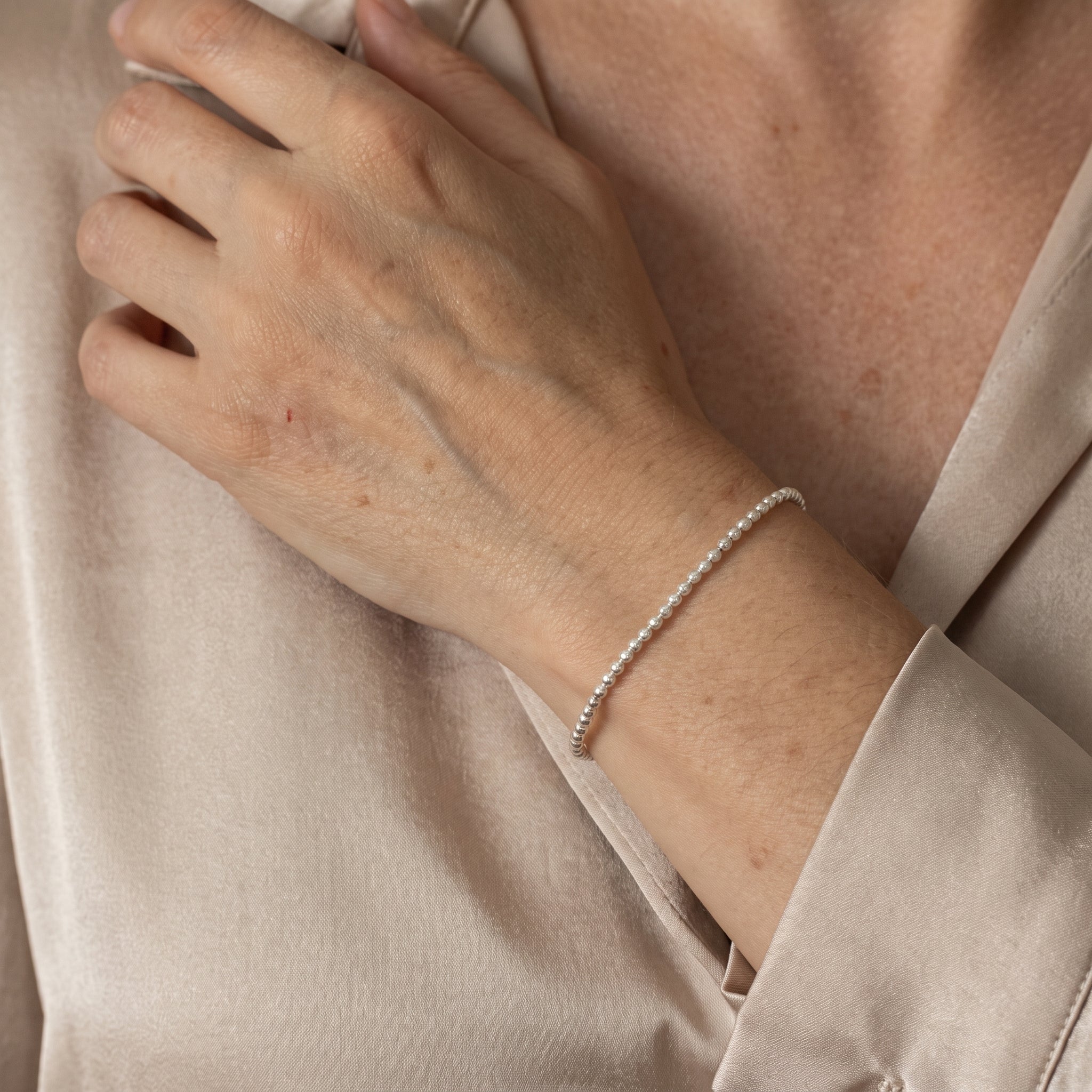 925 Silberarmband aus Mini-Würfeln am Handgelenk getragen.