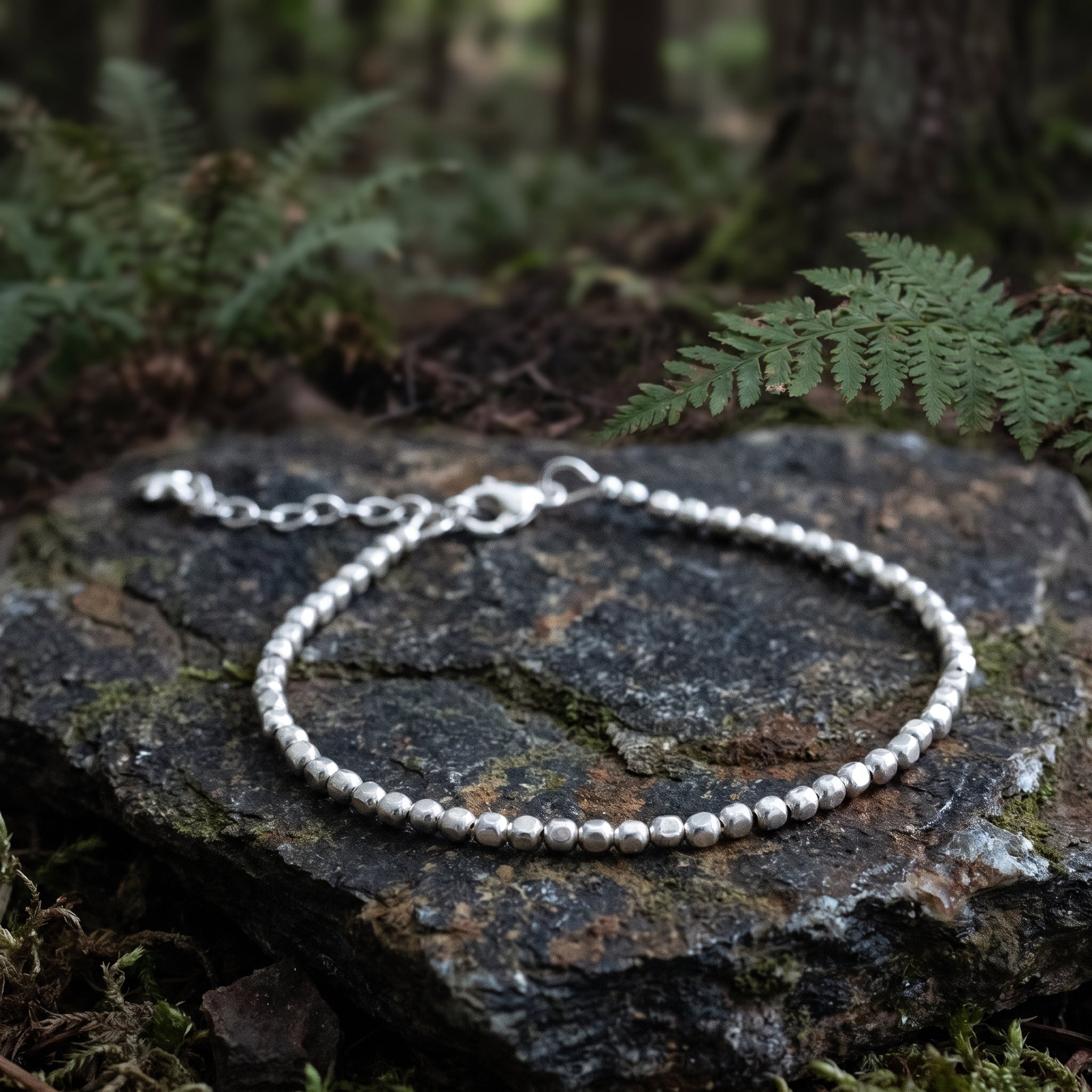 925 Silber Armband aus Mini-Würfeln auf Stein ausgelegt.