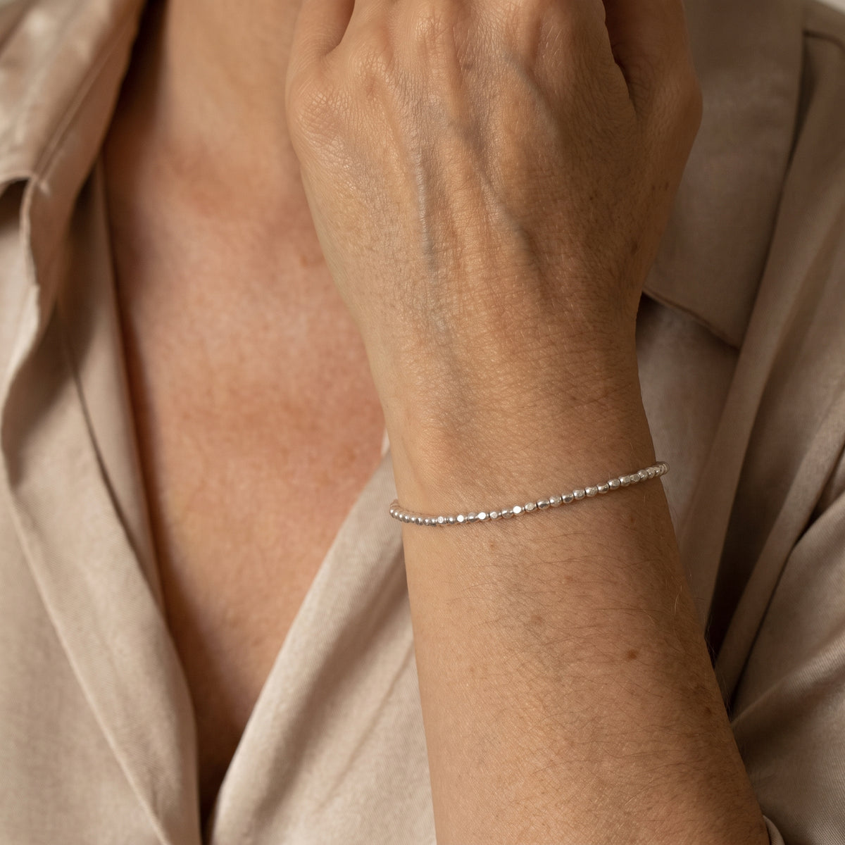 925 Silberarmband aus Mini-Würfeln am Handgelenk getragen.