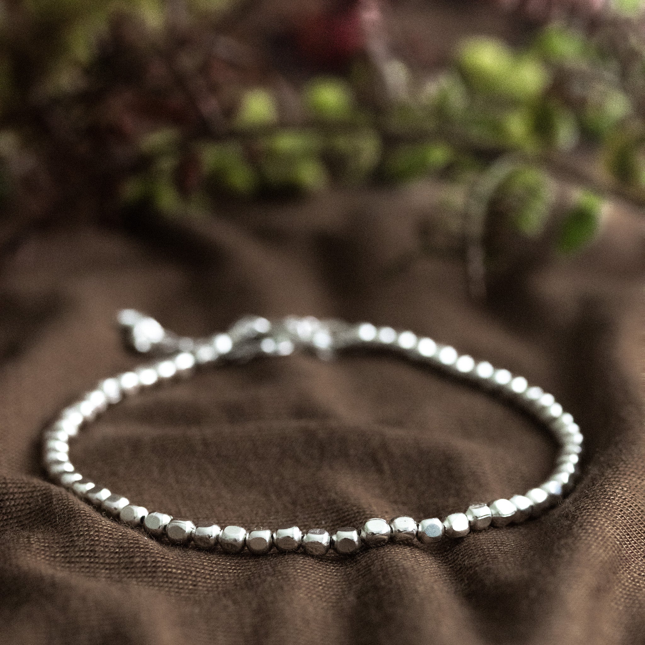 925 Silber Armband aus Mini-Würfeln auf Stoff ausgelegt.