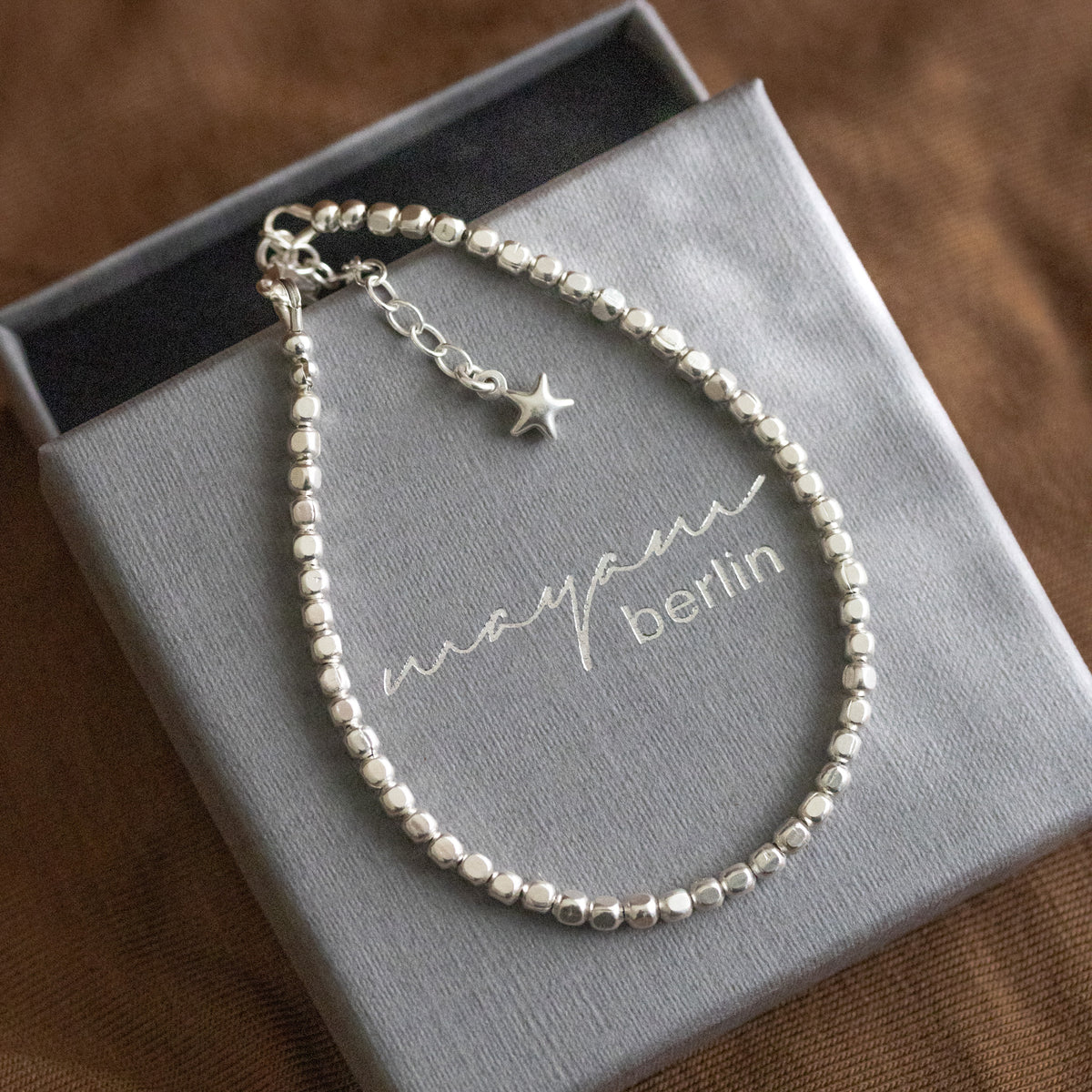 925 Silber Armband aus Mini-Würfeln auf Schmucketui ausgelegt.