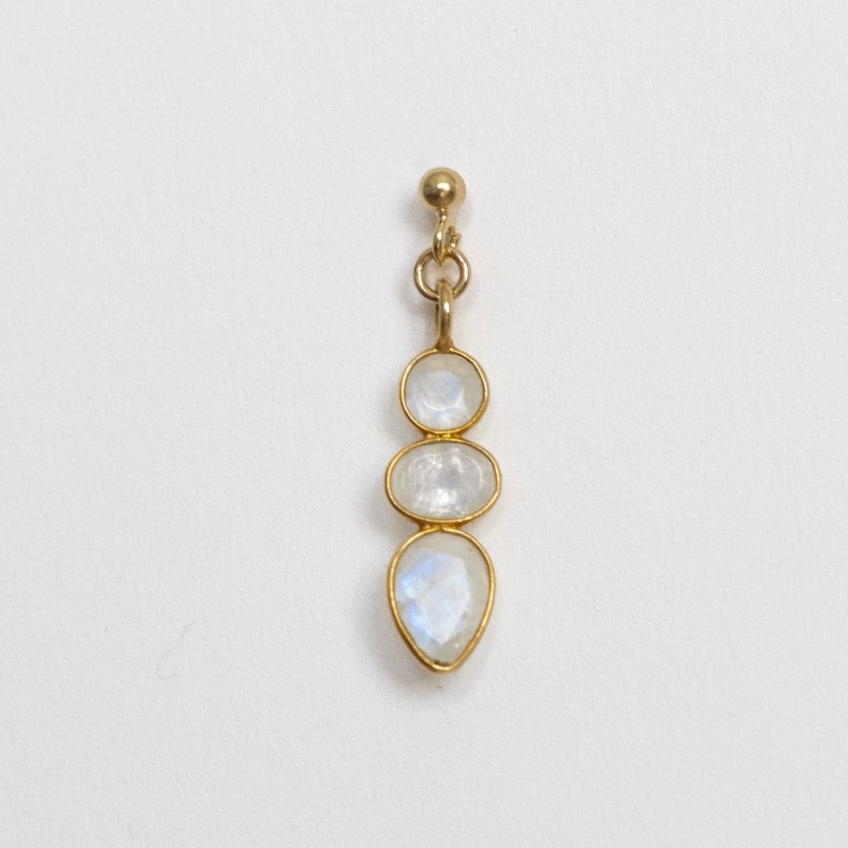 Ein goldener Ohrstecker mit einem dreifachen Mondstein-Anhänger auf weißem Hintergrund.