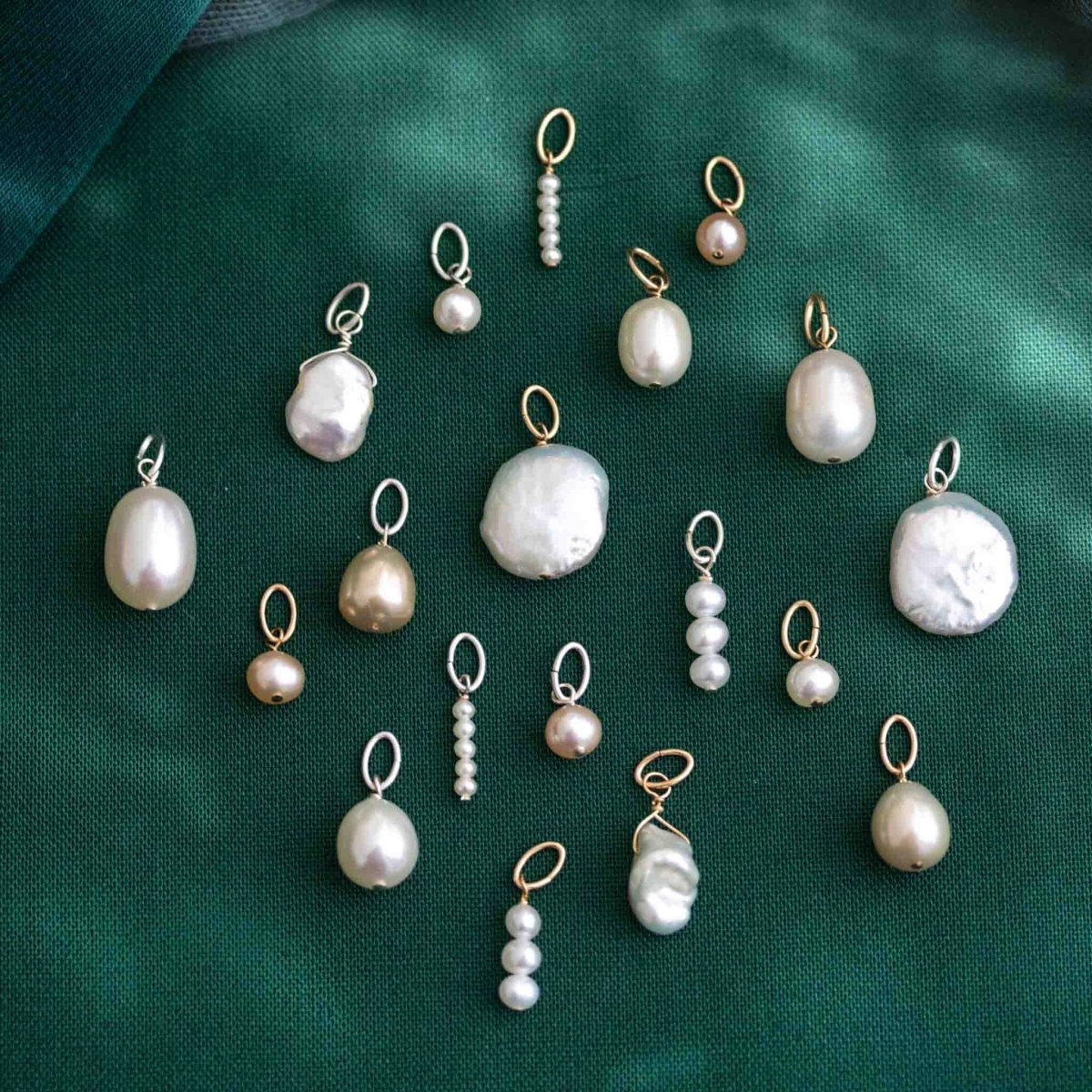 Süßwasserperlen-Anhänger in verschiedenen Designs auf weißem Hintergrund.