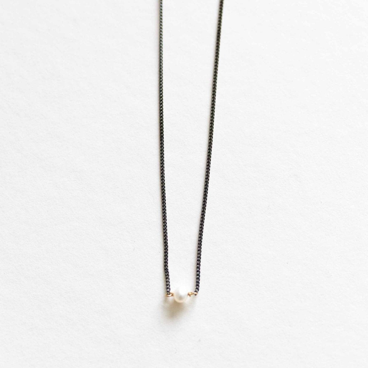 Weiße Perlenkette schwarz rhodiniertes Silber | MAYAMBERLIN