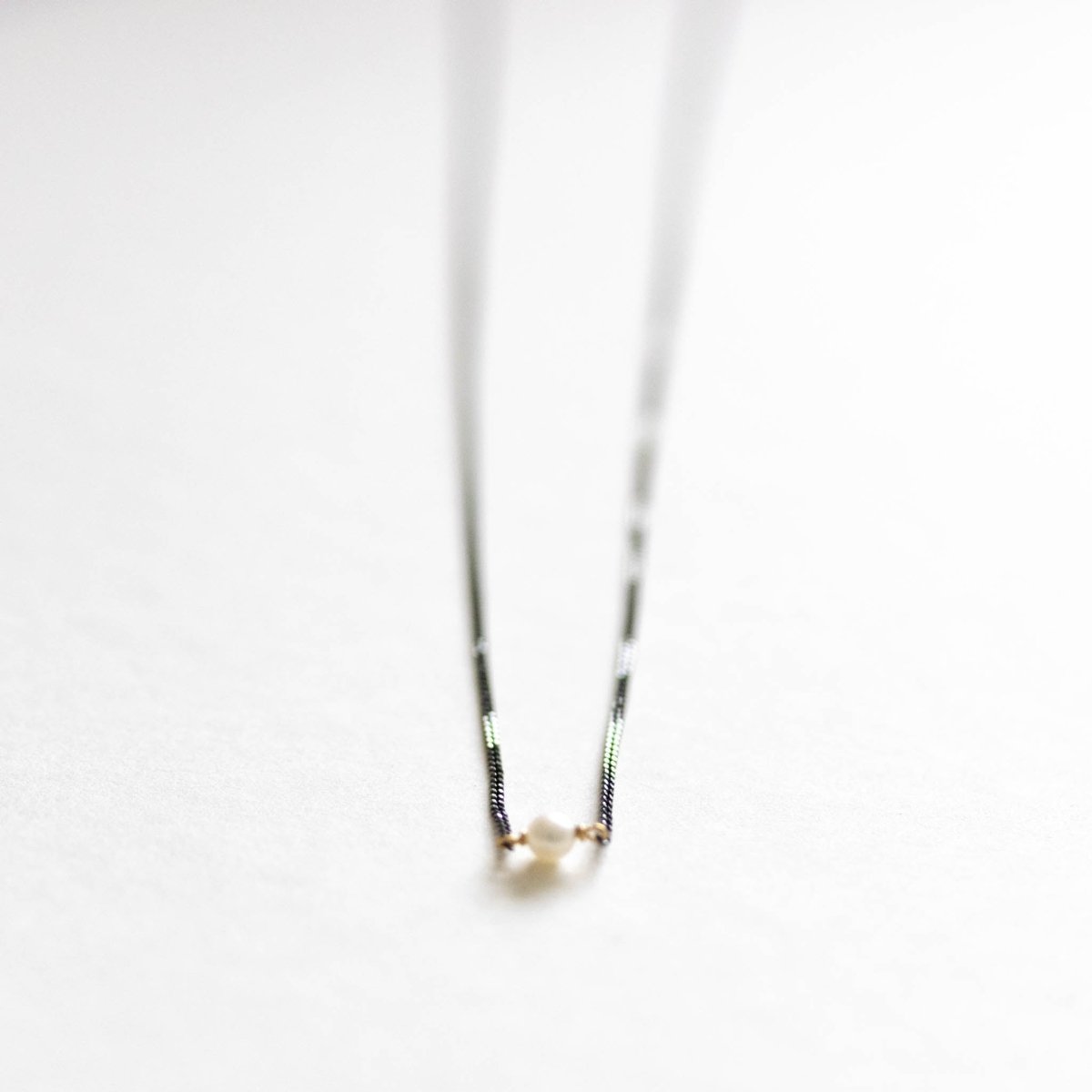 Weiße Perlenkette schwarz rhodiniertes Silber | MAYAMBERLIN