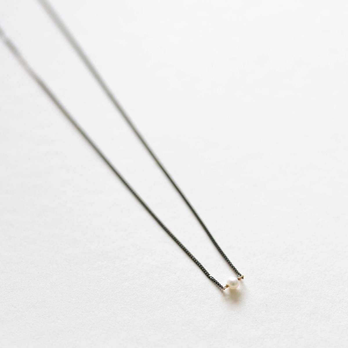 Weiße Perlenkette schwarz rhodiniertes Silber | MAYAMBERLIN