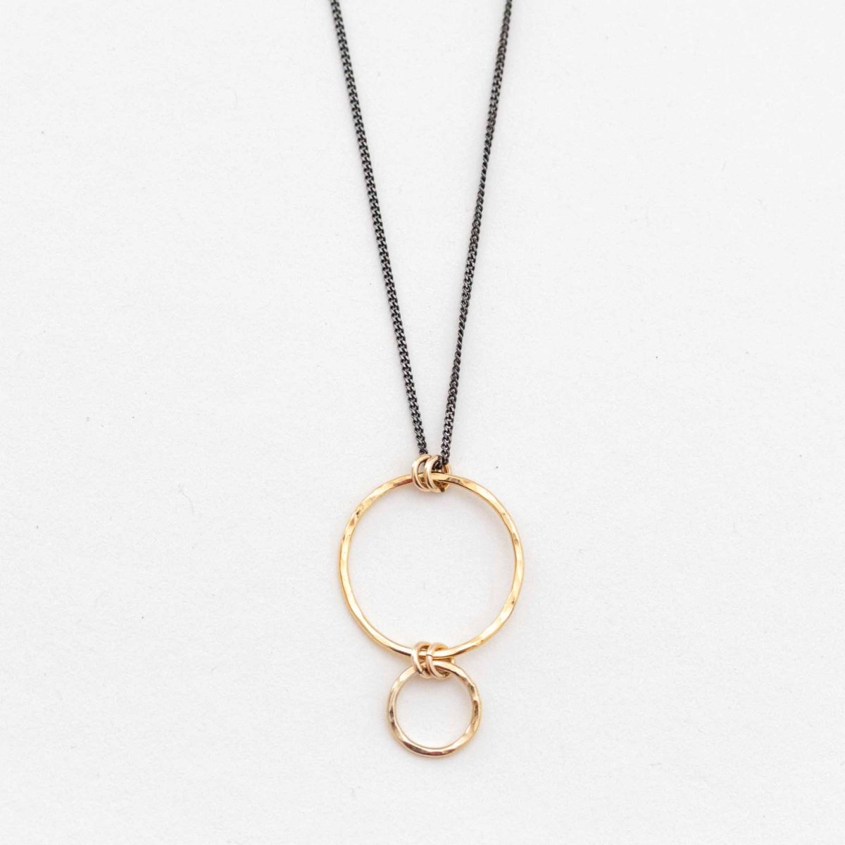 Schwarze Halskette mit gehämmerten Goldfill-Ringen