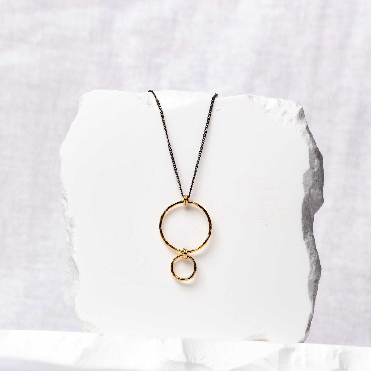 Schwarze Halskette mit gehämmerten Goldfill-Ringen