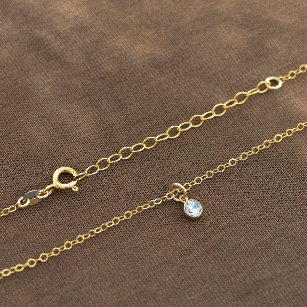 Verschlussbereich inclusive Verlängerungskettchen einer feinen Goldkette mit Zirkonia-Anhänger.