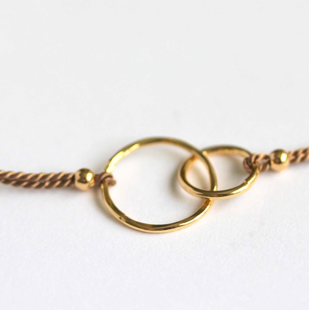 Beiges Seidenarmband mit zwei goldenen Ringen | MAYAMBERLIN