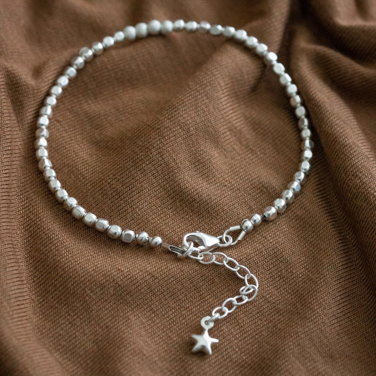 Detailansicht des Karabiner-Verschlusses und der Verlängerung mit Sternchen von 925 Würfel-Armband.