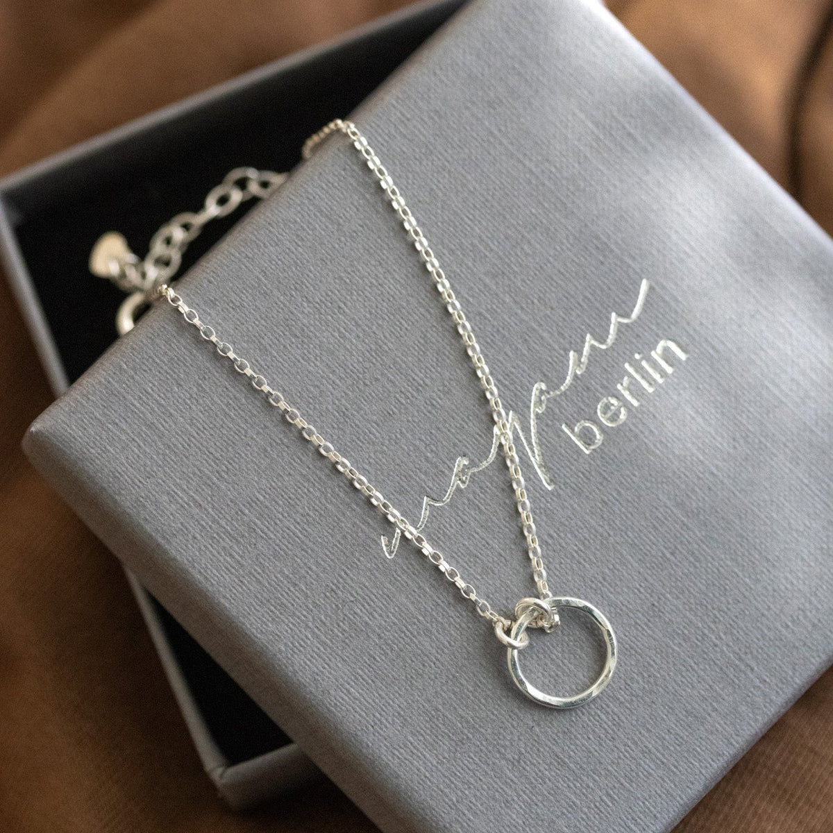 925 Silber Armband mit gehämmertem Ring in der Mitte auf Schmucketui ausgelegt.