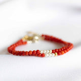 Koralle & weiße Perlen Armband | MAYAMBERLIN