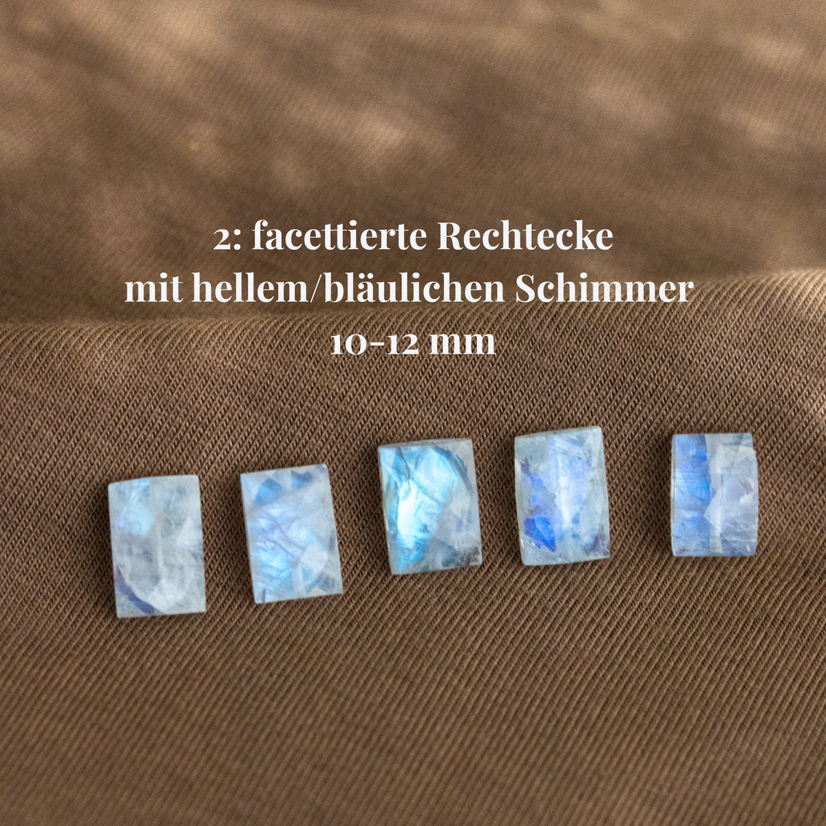 Fünf rechteckige Mondsteine auf Stoff ausgelegt. Beschriftung mit Hinweisen zu Maßen und Qualität.