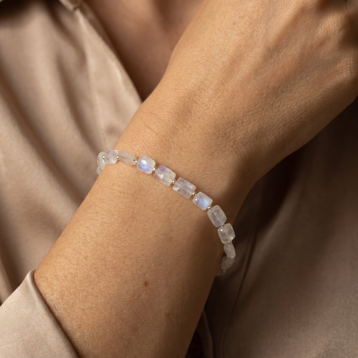 925 Silber-Armband mit rechteckigen Mondsteinen am Handgelenk getragen.