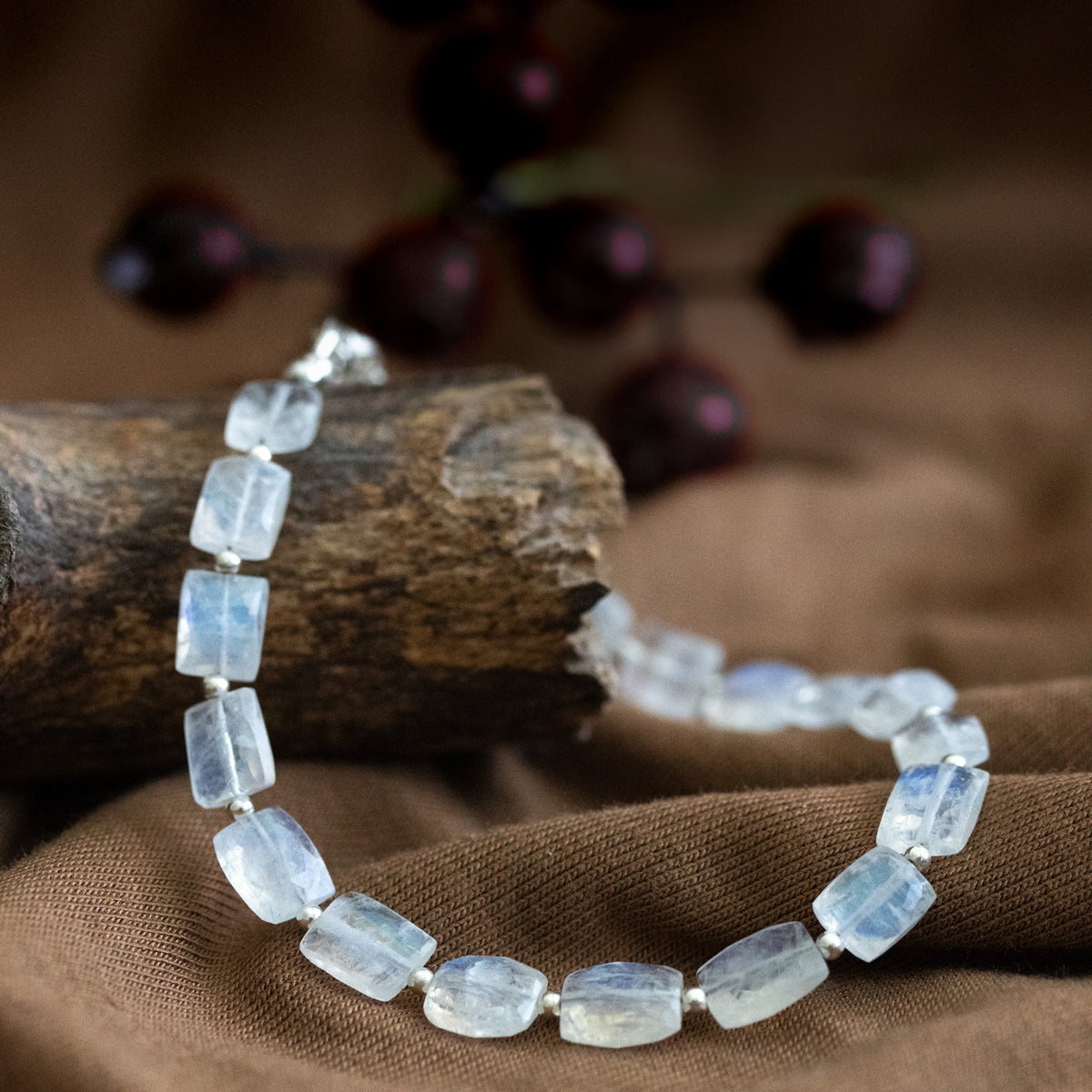 925 Silber-Armband mit rechteckigen Mondsteinen von Deko-Element hängend.