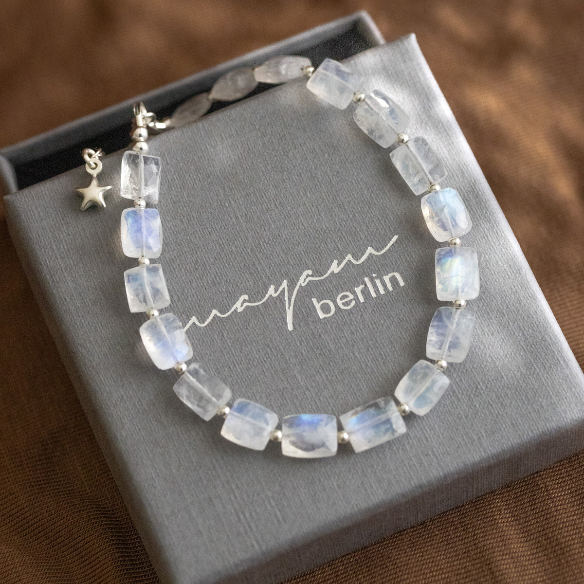 925 Silber-Armband mit rechteckigen Mondsteinen auf Schmucketui ausgelegt.