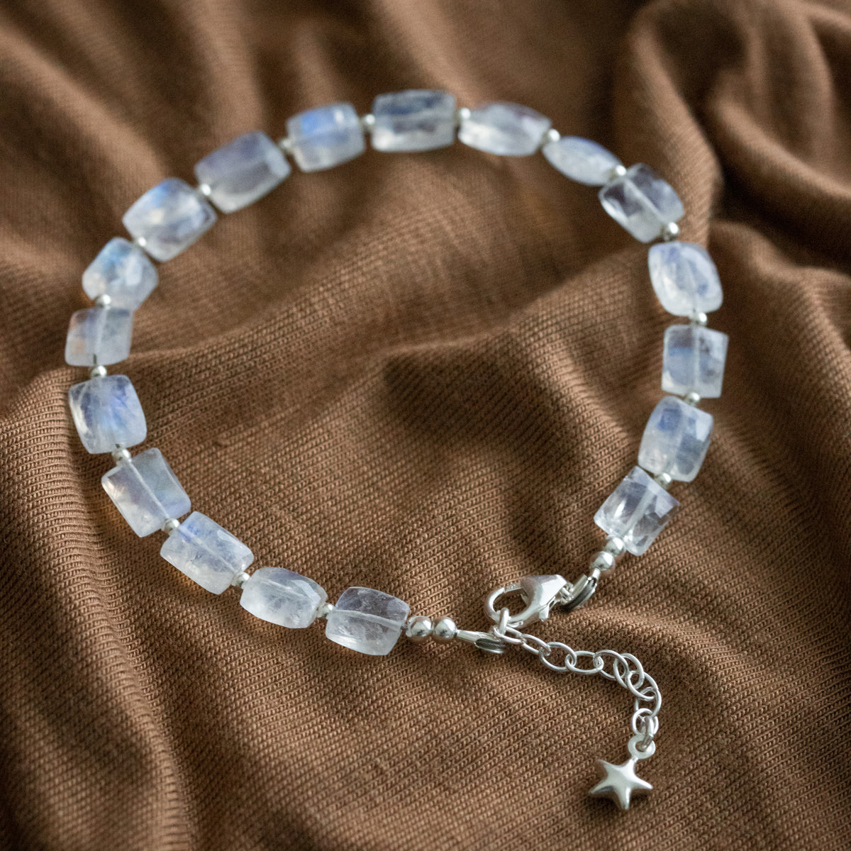 Detailansicht von Karabiner, Verlängerungskettchen an Mondstein-Armband.
