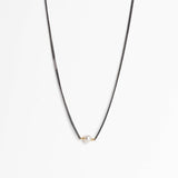 Weiße Perlenkette schwarz rhodiniertes Silber | MAYAMBERLIN