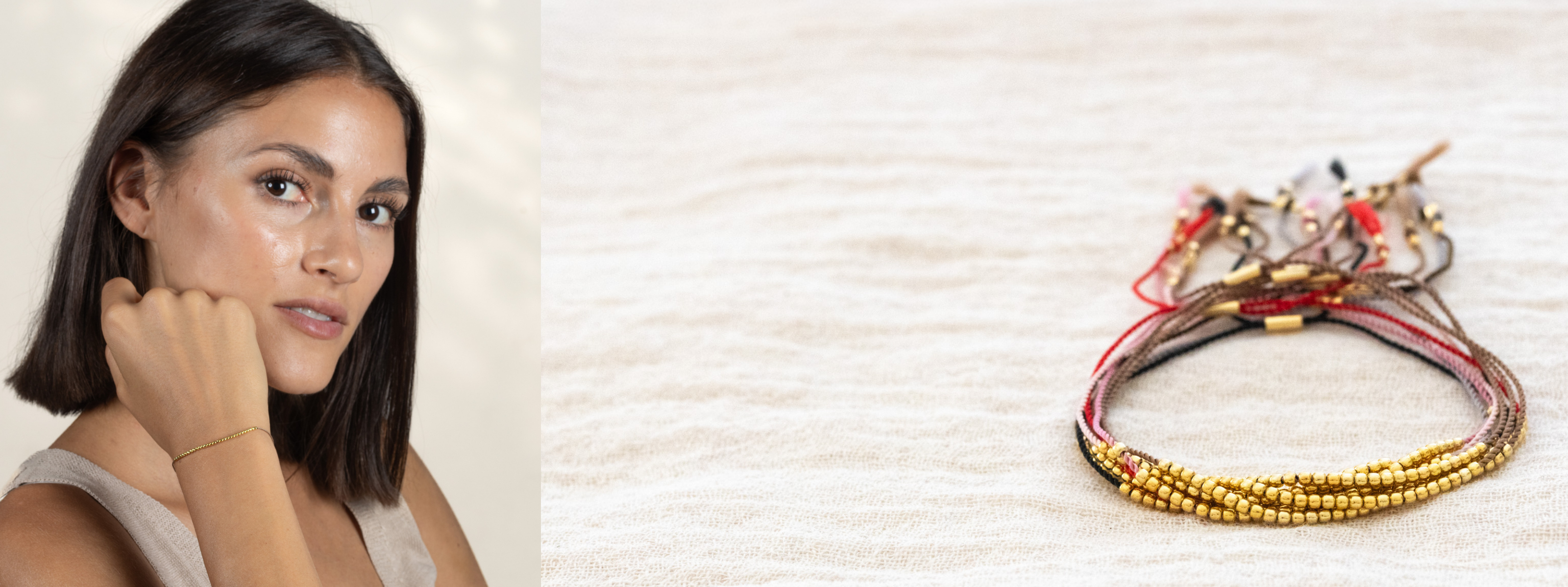 Links tragt das Model zwei Seidenarmbänder mit goldenen Perlen, rechts liegen viele dieser Armbänder übereinander auf hellem Leinenstoff.