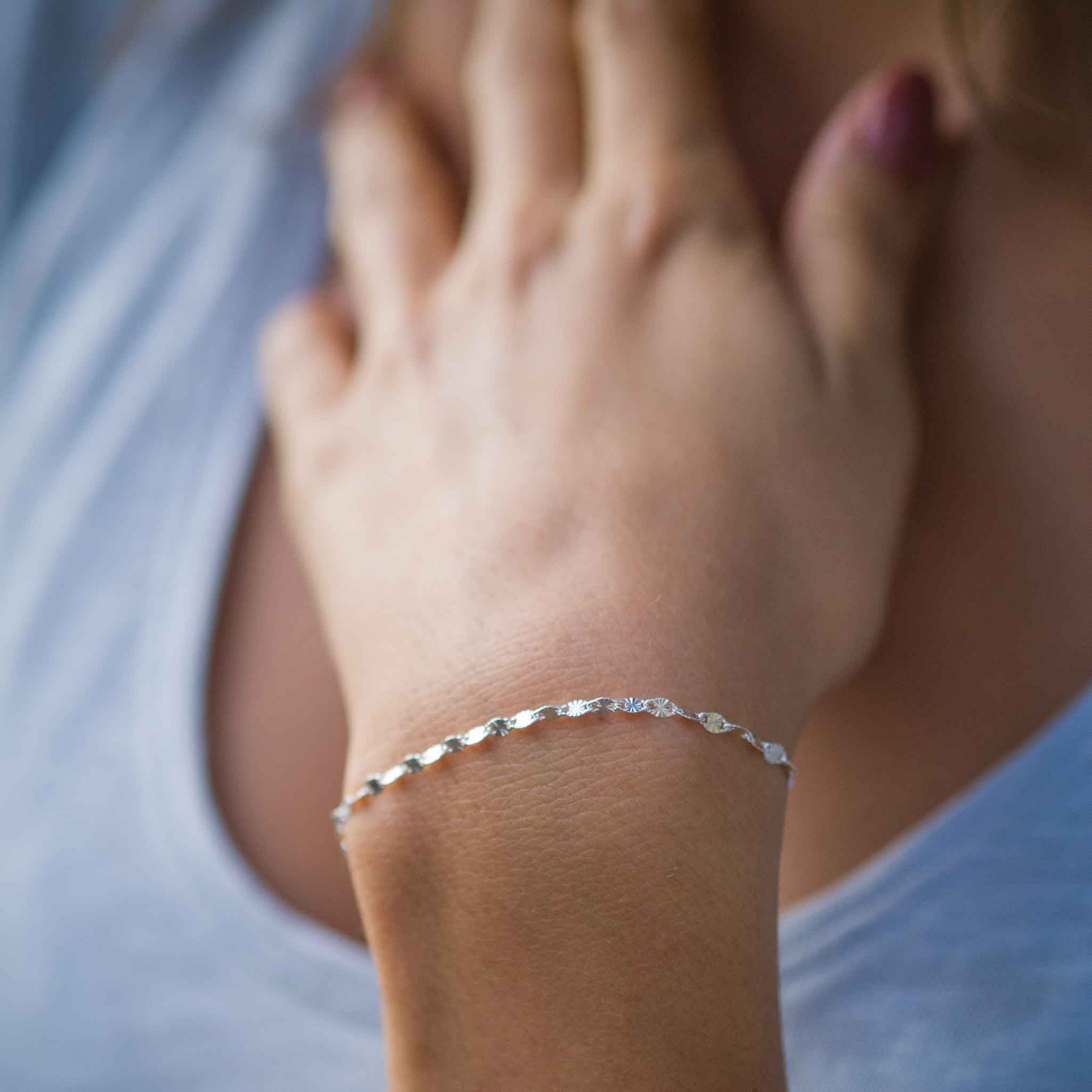 Pailletten-Armband Sonne silber am Handgelenk des Models | MAYAMBERLIN