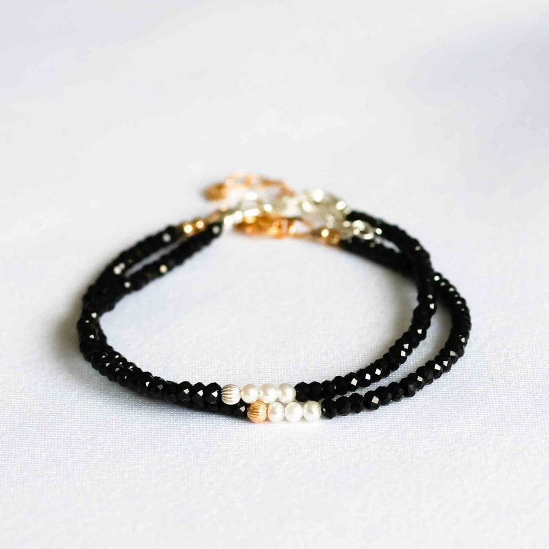 Schwarzer Spinell & weiße Perlen Armband | MAYAMBERLIN