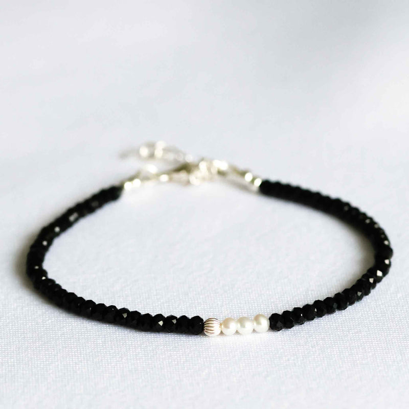 Schwarzer Spinell & weiße Perlen Armband | MAYAMBERLIN