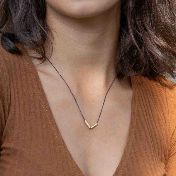 Geometrische Halskette schwarz gold | MAYAMBERLIN