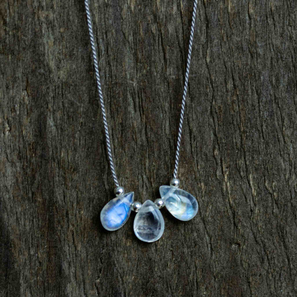 Halskette für Frauen aus Seide mit drei Mondsteinen | MAYAMBERLIN