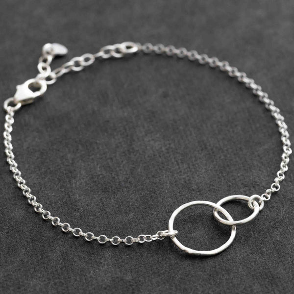 Zierliches Silber-Armband mit großem und kleinen Ring | MAYAMBERLIN