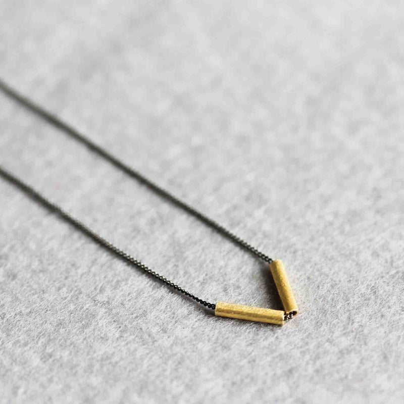 Geometrische Halskette schwarz gold  | MAYAMBERLIN