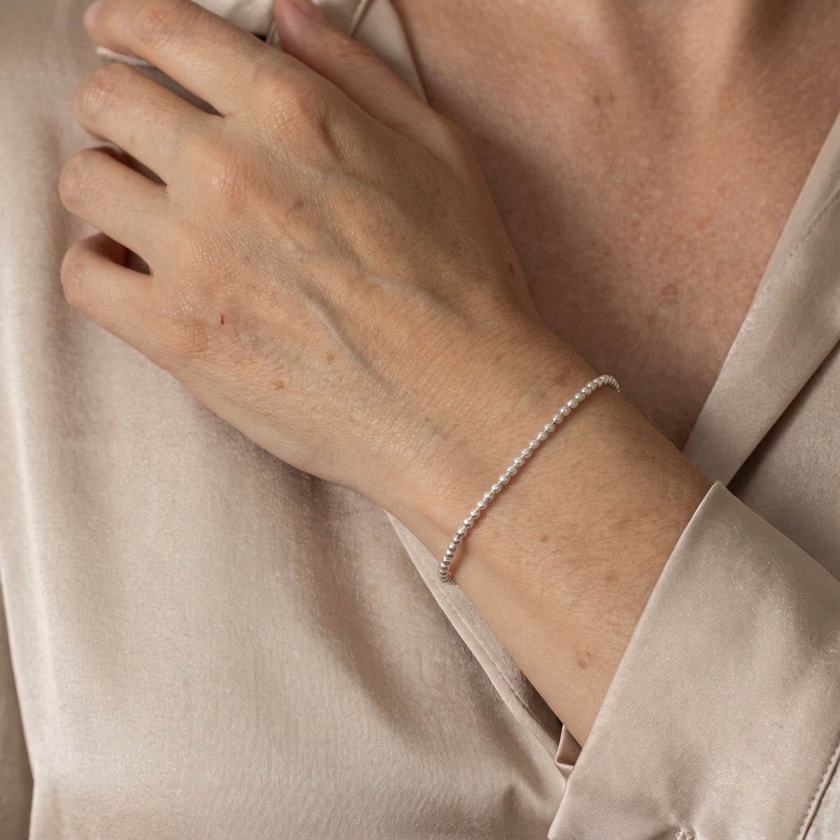 925 Silberarmband aus Mini-Würfeln am Handgelenk getragen.