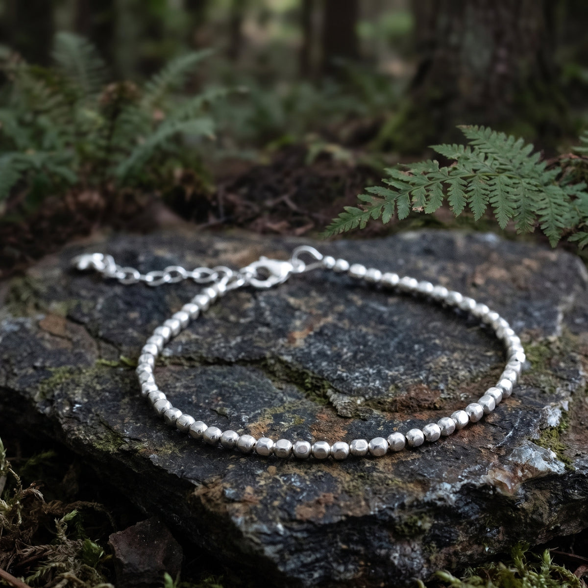 925 Silber Armband aus Mini-Würfeln auf Stein ausgelegt.