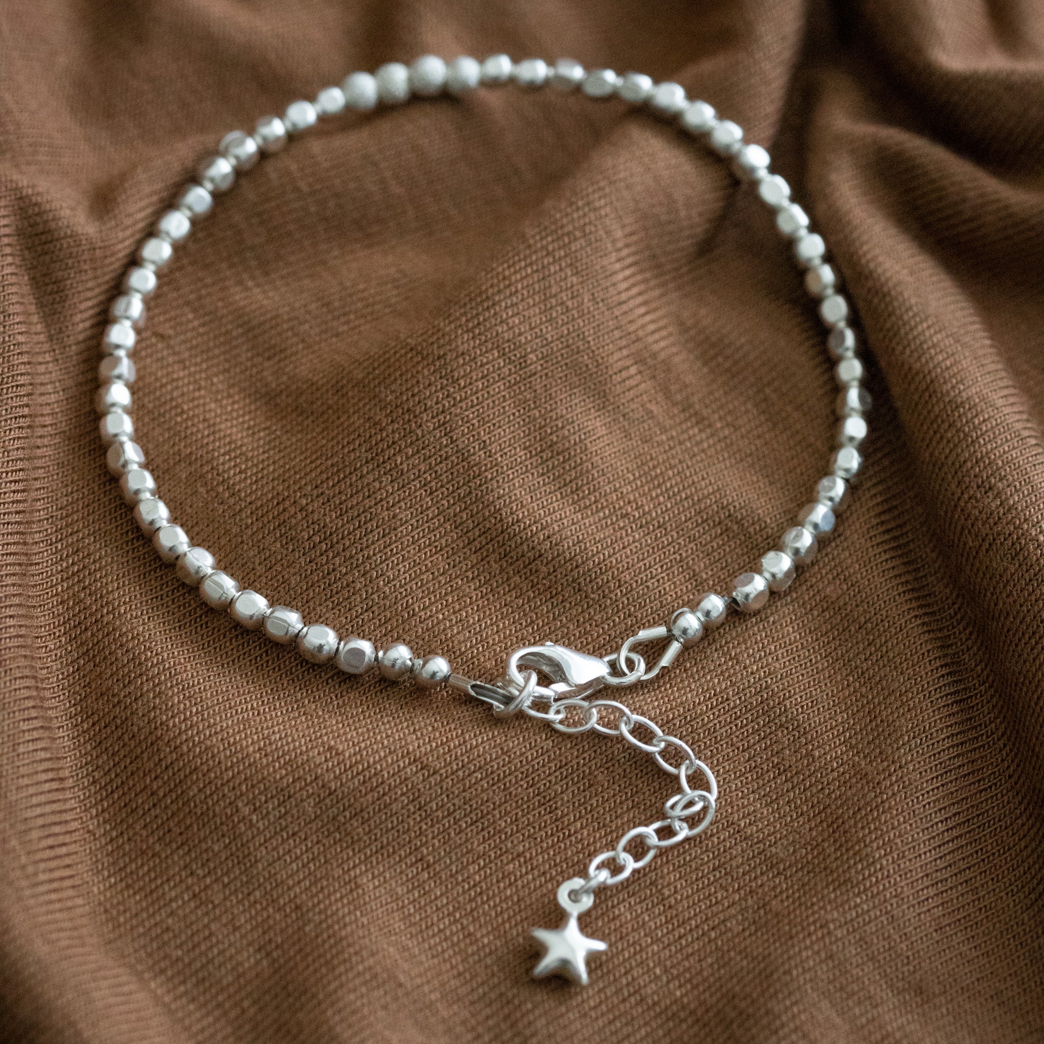 Detailansicht des Karabiner-Verschlusses und der Verlängerung mit Sternchen von 925 Würfel-Armband.