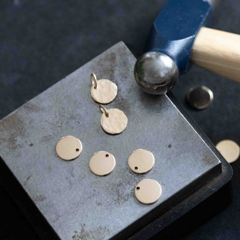 Ein Stempelblock mit gehämmerten und ungehämmerten runden, golden Plättchen