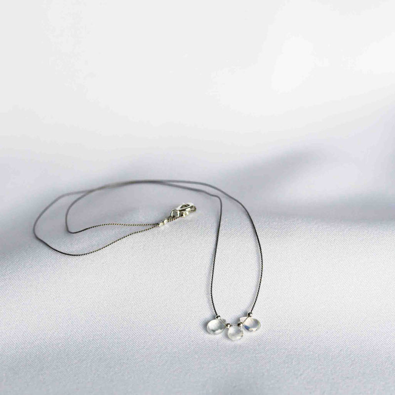 Halskette für Frauen aus Seide mit drei Mondsteinen  | MAYAMBERLIN