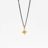 Schwarze Halskette mit goldenem Stern-Anhänger | MAYAMBERLIN