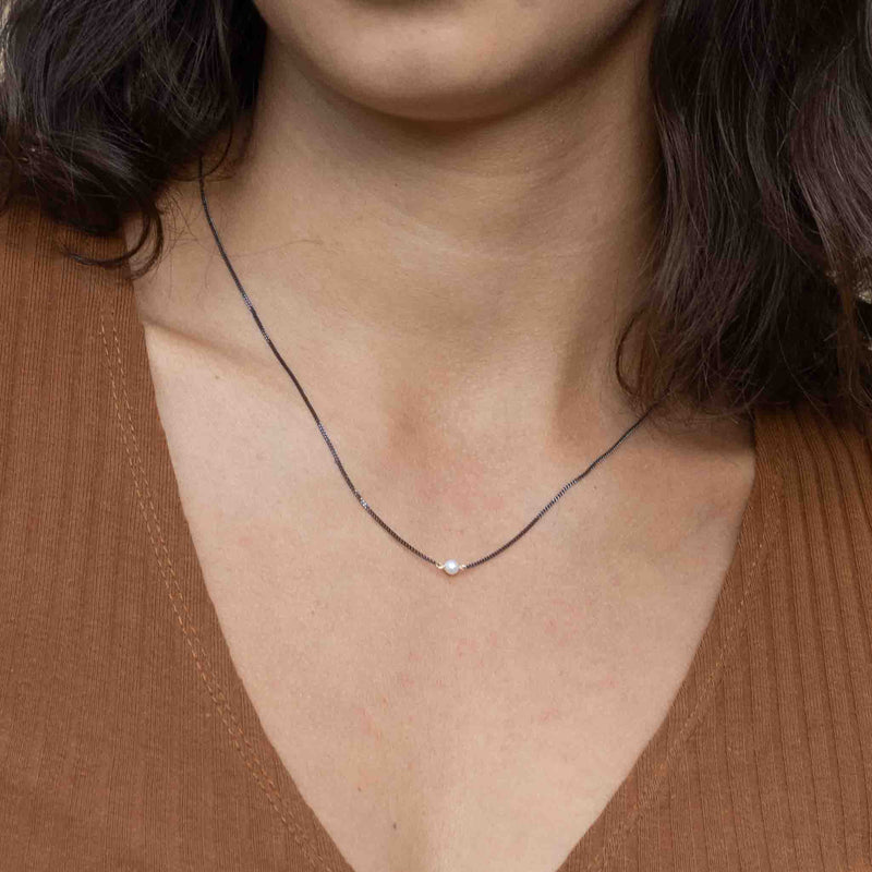 Weiße Perlenkette schwarz rhodiniertes Silber | MAYAMBERLIN