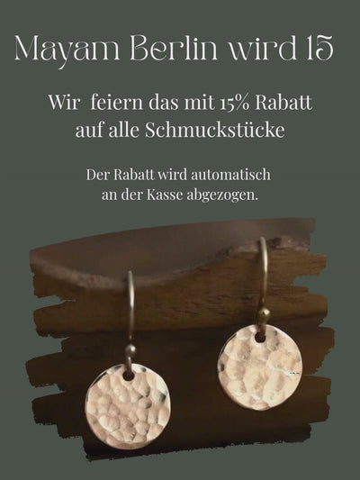 15% Sale-Ankündigung mit Video von goldenen Plättchen-Ohrringen