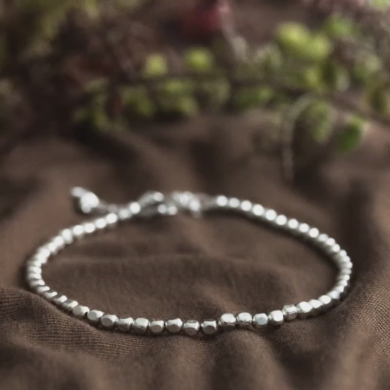 Verschiedene Fotos des Würfel-Armbandes aus 925 Silber zu Video montiert.