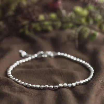 Verschiedene Fotos des Würfel-Armbandes aus 925 Silber zu Video montiert.