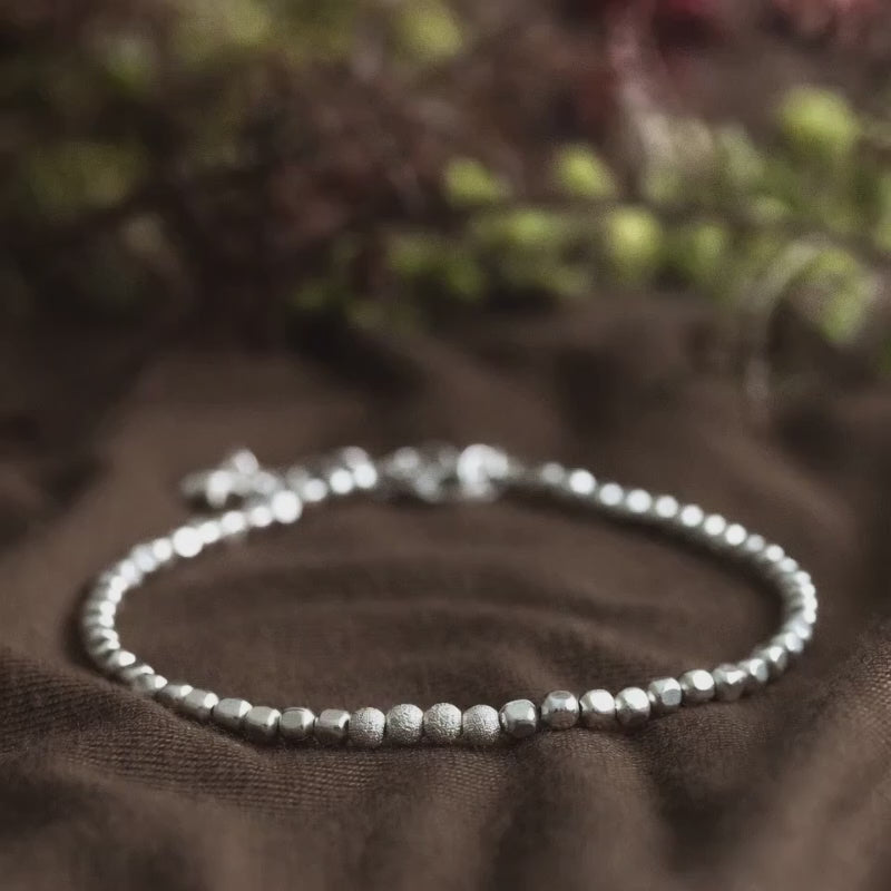 Video-Montage verschiedener Fotos des 925 Silber-Würfel-Armbandes.
